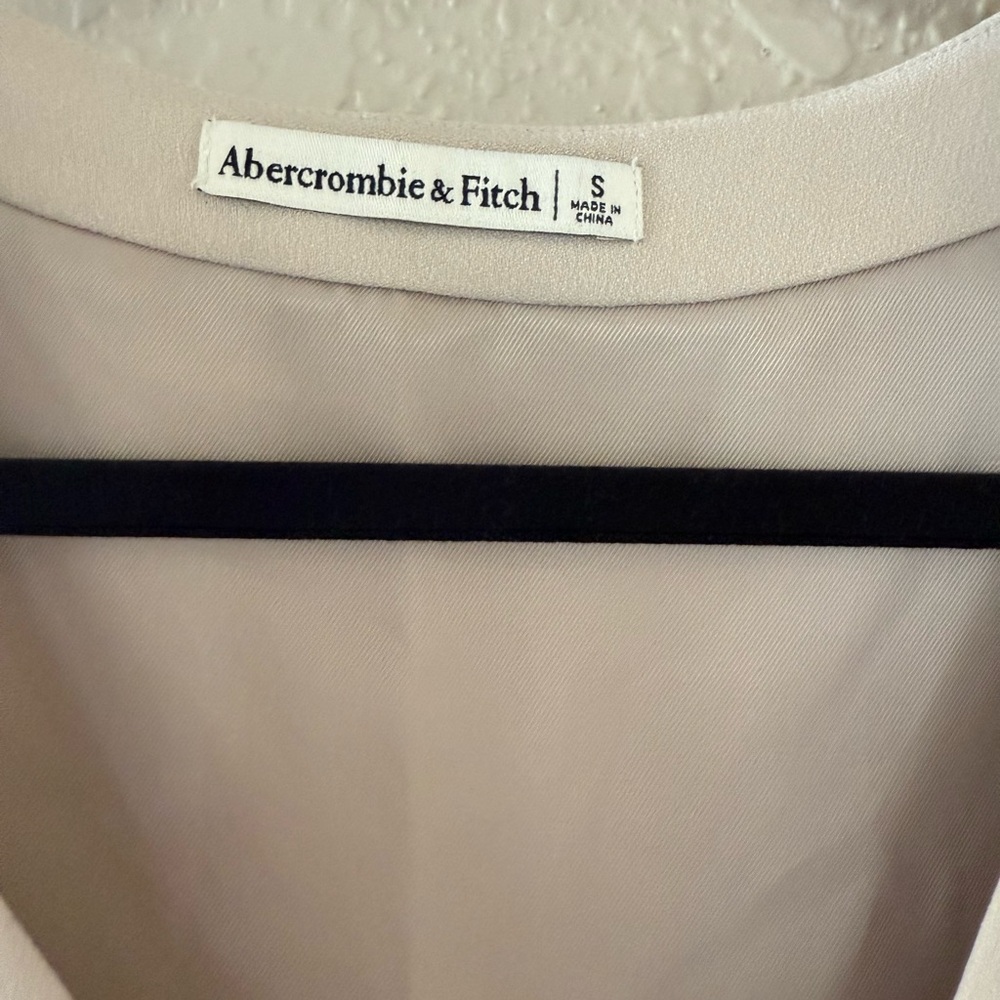 Abercrombie & Fitch Women's Cream Vest - Picture 2 of 3